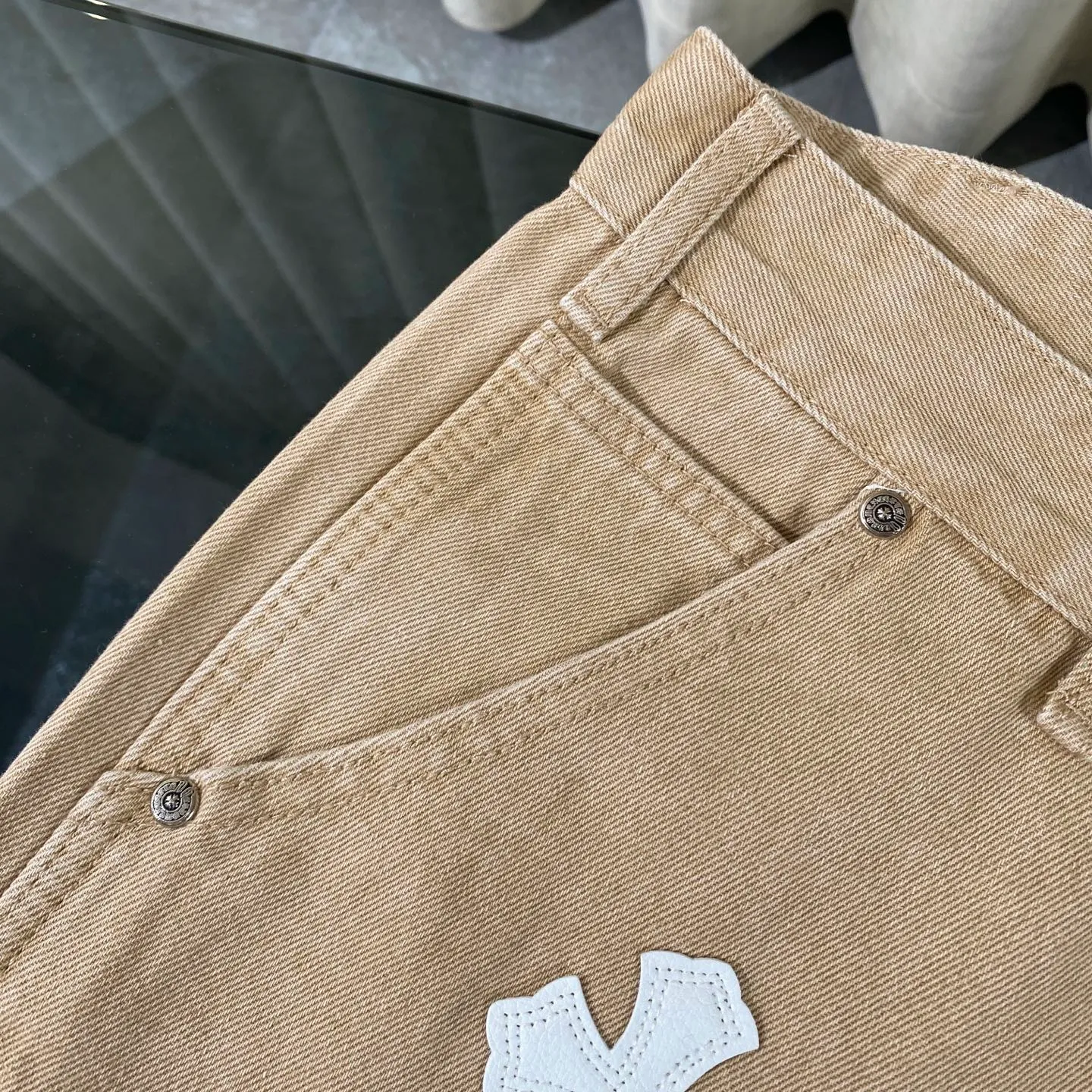 P270 CH Chromehearts limited edition blue and white cross-patched leather work jeans and denim logging pants. The counter price is 34W level. The patch is decorated with cross flowers and washed jeans! ! An absolutely high-end luxury product, a 1.9W-level god-level single product, a super popular product, made by top heavy industry, a magic weapon that cannot be missed! [About Zangyin] This is an extremely luxurious fashion brand that can also be called the aristocracy of the high street. It has always been an exclusive brand for some hipsters or rich second generations. Compared with ordinary high streets, it is more luxurious and noble. Compared with luxury brands, it is more fashionable and individual. It has always been a brand that I have a special liking for. [Top heavy industry fashion design] Consistently high-street luxury style. Speaking of this style, the Zangyin family and GU family are definitely the leading representative brands. Especially the Zangyin family has really achieved a state-of-the-art effect in creating high-street style. The unique washed material is used to create this style. The color system is already quite eye-catching. After it is decorated with patchwork cross flowers, it cleverly highlights the charm of the brand. Secondly, this style uses classic The high-waist cutting design highlights the long legs and fashionable temperament of the upper body. The brand is highly recognizable and the slim fit configuration is more suitable for daily wear. It is a product that interprets personality, fashion, and specifications at a glance. This single product is enough to make any fan excited. It can be a white T-shirt for a youthful college style, or a tight suspender for a royal style. It has strong matching ability and can be easily controlled by men.  [Materials and craftsmanship] Needless to say, this point goes without saying. As an excellent craftsman brand, Zangyin’s requirements for details and craftsmanship are really perfect. The washed color of this model has gone through so many processes, not to mention the embellishment of denim appliques. It is also purely hand-made and sewn. Just like what they believe in, only hand-made things have soul and have the meaning of wear. A top-notch heavy-duty fashionable denim item, I look forward to your perfect interpretation! !  Color: Khaki Size: 30-36